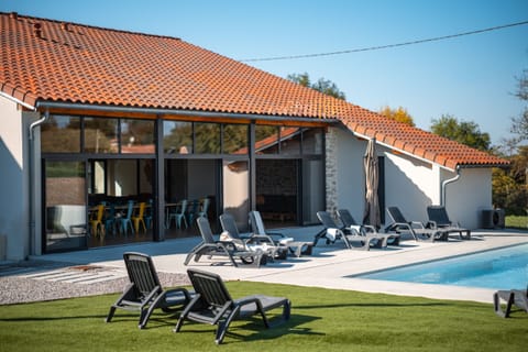 Outside: 1 large terrace; 1 barbecue & 1 plancha grill; Heated pool; Deck chairs; Parasol; Garden furniture/garden lounge set; Ping-pong table; Large green space