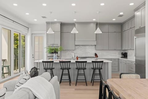 Jade House Kitchen with Breakfast Bar