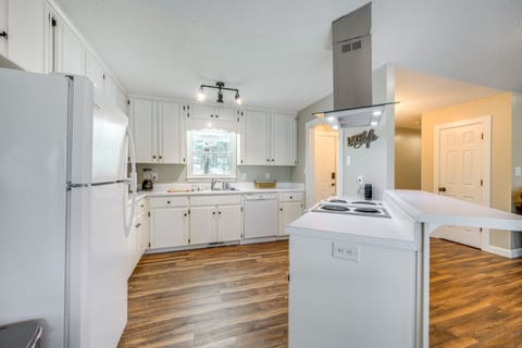 Kitchen | Cooking Basics | Combo Drip & Single-Serve Coffee Maker | Blender