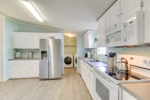 Kitchen | Equipped w/ Cooking Basics