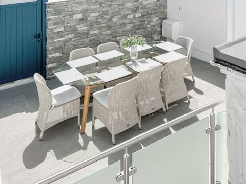 Sitting-out-area | Admiral&rsquo;s Lookout, Ilfracombe