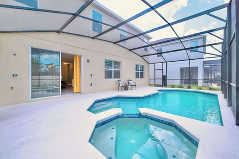 Relax By The Sparkling Private Pool With Spill-Over Jacuzzi