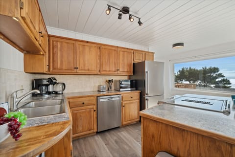 Kitchen open floor plan - Well stocked kitchen with amamzing ocean views with bar seating.