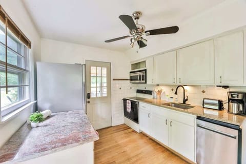 Kitchen | Upstairs Unit | Cooking Basics | Drip Coffee | Microwave | Blender | Toaster | Baking Sheets | Pots/Pans | Stove | Oven 