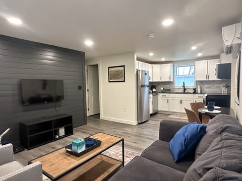 Bright, open space. A/C, fast Verizon 5G Wifi, Smart TV, DVD player, HDMI cable