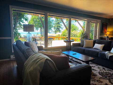 Spacious living area with amazing views and sunsets