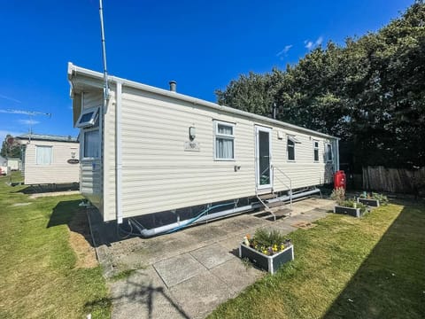 Discover the perfect caravan for your next UK holiday with 2cHolidays at Dovercourt Holiday Park in Harwich, Essex.