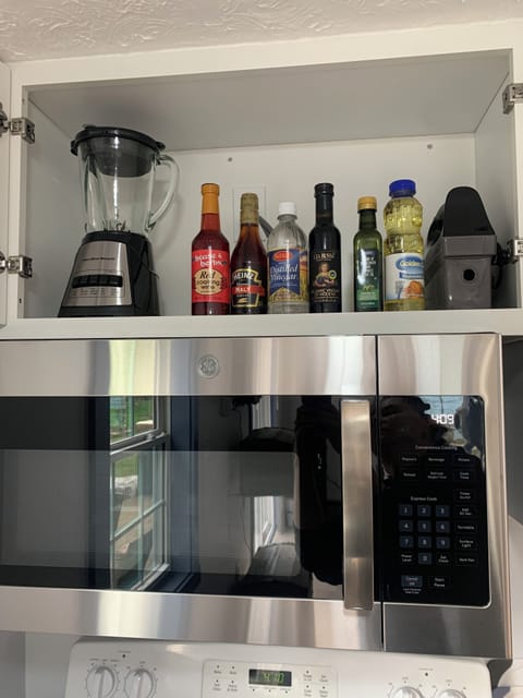 Blender, hand mixer, oils and vinegars