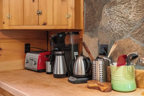 Lots of kitchen appliances for your convenience