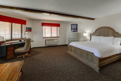 Work comfortably at the desk, then relax in bed.