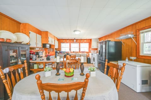 Dining Area | Kitchen | Dishware & Flatware | Washer & Dryer
