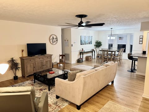 Open and spacious living/dining room