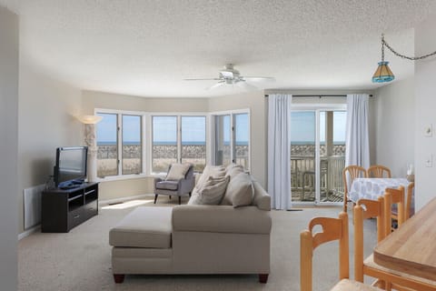 Wake up to this amazing view of the ocean!