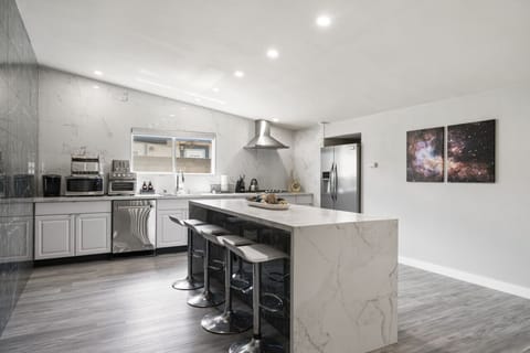 A fully equipped kitchen ready for your culinary creations! 🍳✨ Cook, dine, and make yourself at home.