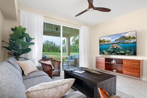 Enjoy stunning golf course views from this ground floor unit with a large lanai. Minutes from local dining and the beach, it includes a king bed, 75” TV, and beach gear. Relax by the heated saltwater pool and hot tub.