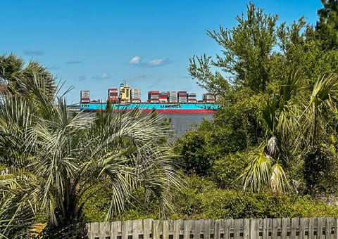 Breezy Pelican - Watch the ships from your private balcony