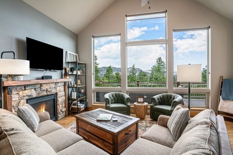 Indulge in Mountain Luxury at Twin Owls Retreat