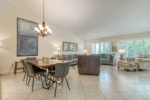  Open-concept living and dining space, ideal for relaxing or entertaining.