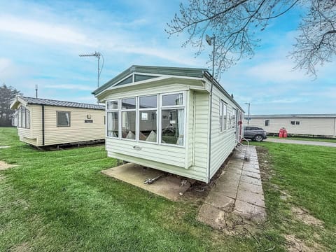 Enjoy a stay in this modern caravan on California CLiffs in Great Yarmouth, with the beach on your doorstep its the ideal place to stay.