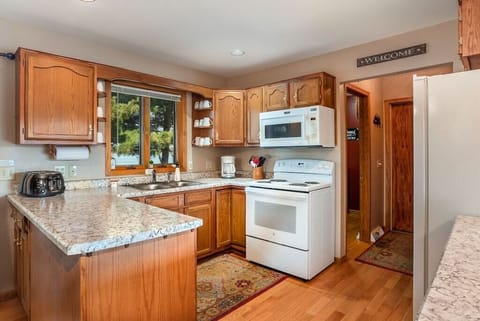 Fully equipped kitchen with dishwasher.