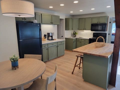 Fully equipped kitchen (no dishwasher)