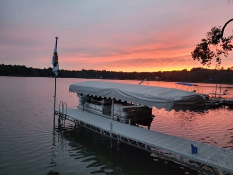 Private pier, raft, you can rent the owner's pontoon boat 