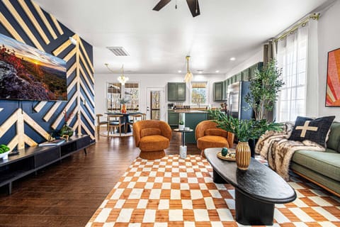 Open floor plan, so your whole group can cook, hang, eat, play & enjoy!!