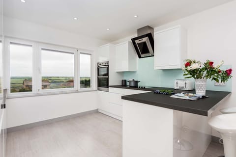 Dining room at Chi Lowen, Fistral, Cornwall, self catering with Beach Retreats.