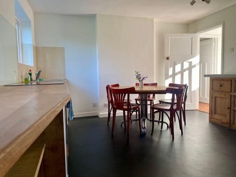 Cottage kitchen (black marmoleum floor)