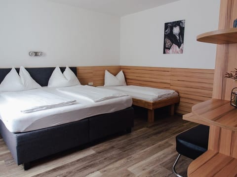 Vierbettzimmer - Drei Kreuz, Hotel House in Salzburg