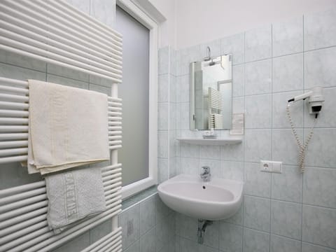 Zimmer 11, Einbett, Du/wc, - Villa Margarethe Bed and Breakfast in Spittal an der Drau