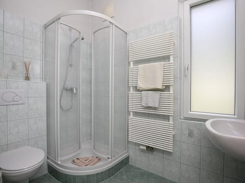 Zimmer 11, Einbett, Du/wc, - Villa Margarethe Bed and Breakfast in Spittal an der Drau