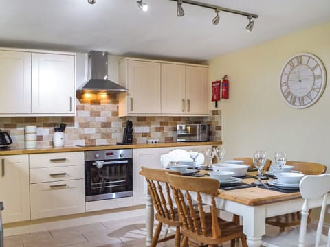 Kitchen/diner | Frondeg, Tanygroes