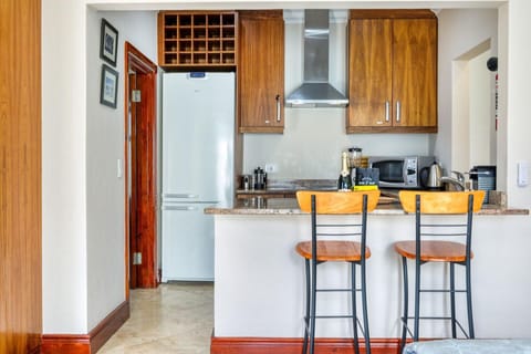 Backup-Powered Camps Bay Garden Apartment 13