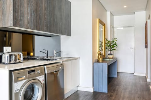 701 Backup-Powered Classic Luxury Apartment 8