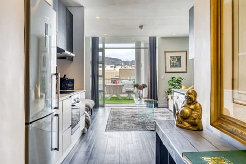 701 Backup-Powered Classic Luxury Apartment 4