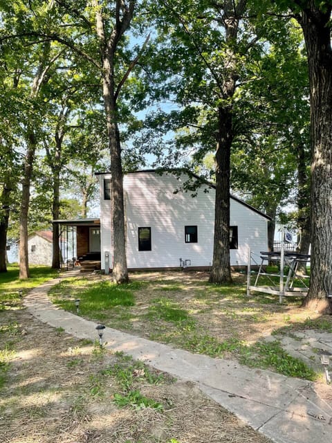 Sunset Shores Cabin, on the serene shores of Little Green Lake!
