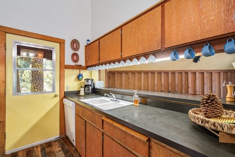 Older picture. Door was removed to enclose deck to add washer/dryer.