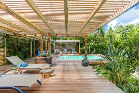 Rent Villa Ty Natur for your holiday in Martinique and enjoy a charming stay overlooking the Caribbean Sea. Relax and unwind in its swimming pool and sun loungers.