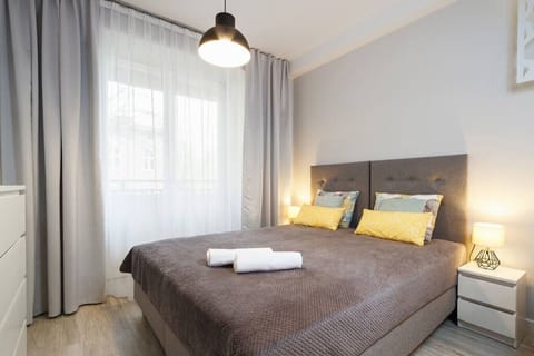 Elegant Studio With Soft Lighting And Queen Bed | Book Now With RENTUJEMY