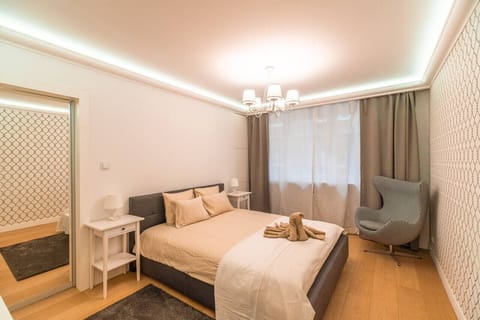 Private Bedroom with Queen Bed | Book Now with RENTUJEMY