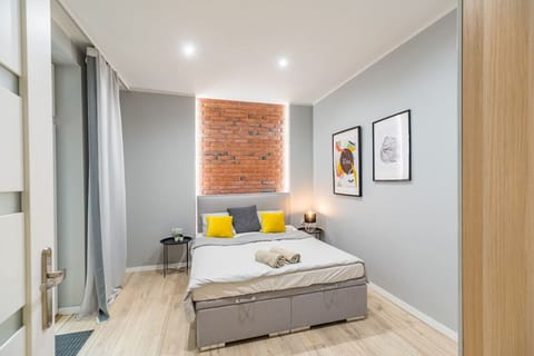 Private Bedroom with Queen Bed | Book Now with RENTUJEMY