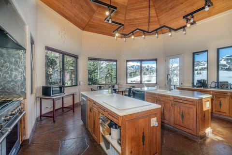 Kitchen - Spacious and well-equipped to prepare meals for 16 guests