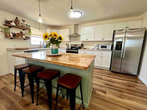 Kitchen with all major appliances
