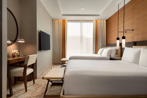 Elegant unit with 2 Queen beds, mini-fridge and flat screen TV