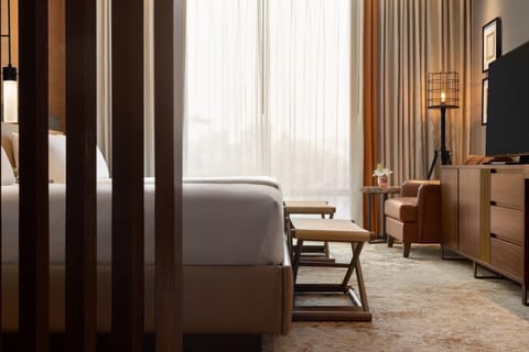 Elegant unit with 2 Queen beds, mini-fridge and flat screen TV