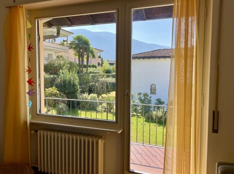 Spacious living room with dining table, sitting area and fireplace, TV and WLAN.