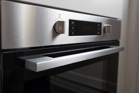 Modern oven controls for precision cooking.

Ontspan in stijl tijdens je verblijf in Hotel Eindhoven.