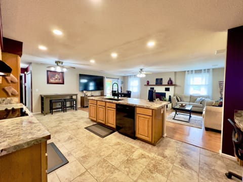 Full Kitchen with dishwasher