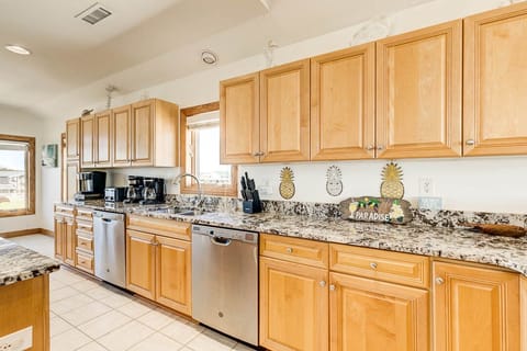 Top-Level Kitchen with Bar (seats 4)